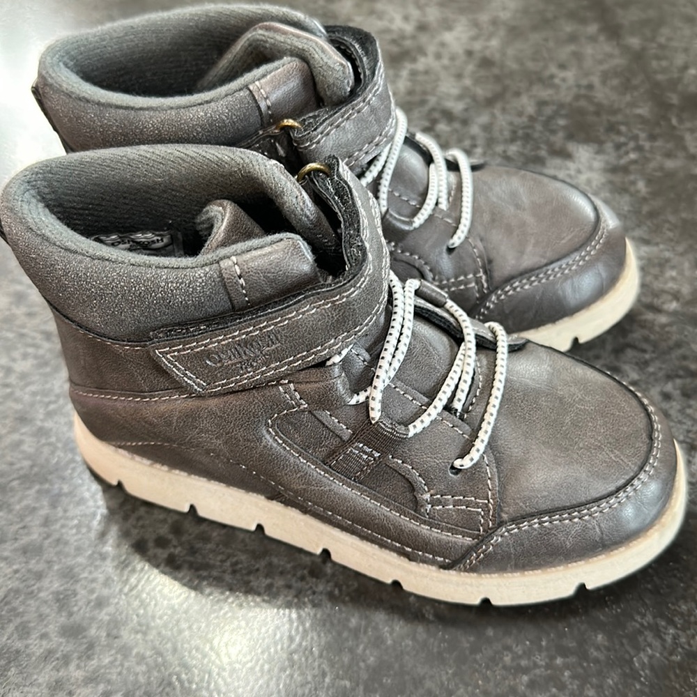 Oshkosh boots size 9